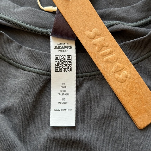 NWT Skims Fits Everybody Long Sleeve
T-Shirt MEDIUM - Picture 6 of 6
